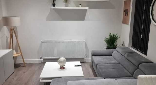 Charming 4-bed House in Enfield North London, Забронировать Отель Отели Middlesex с парковкой, Парковка