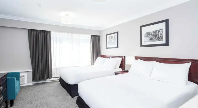 Четырёхместный люкс Sandman Hotel & Suites Prince George