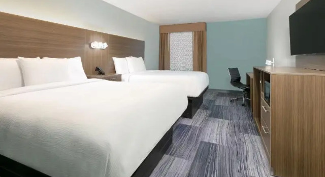 Четырёхместный номер Standard с балконом Отель Baymont by Wyndham East Ridge