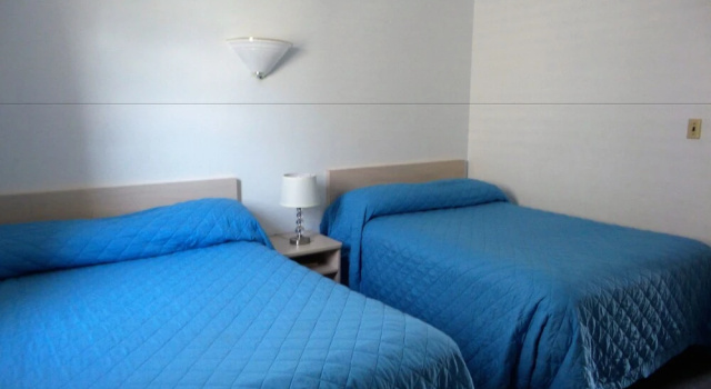 Четырёхместный номер Deluxe с 2 комнатами с красивым видом из окна Golden Rail Motel