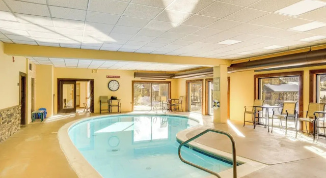 Snow Mountain Condo: Hot Tub + Shuttle to Resort, Забронировать Курортный отель Уэст-Довер Горнолыжный курорт Mount Snow, рядом с Tumbleweed Ski Lift
