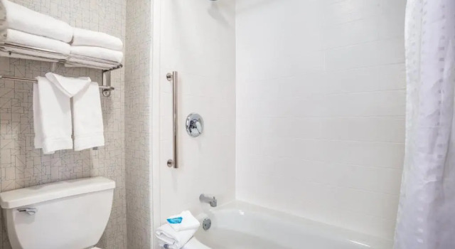 Четырёхместный номер Standard Holiday Inn Express Wisconsin Dells by IHG