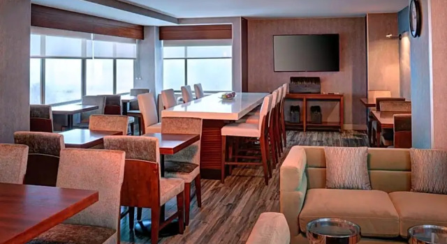 Шестиместный клубный номер Standard Detroit Marriott Southfield