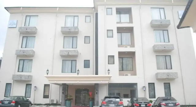 Hotel Valerie Suites, Prenota Hotel Hotel a Asaba con parcheggio, Parcheggio