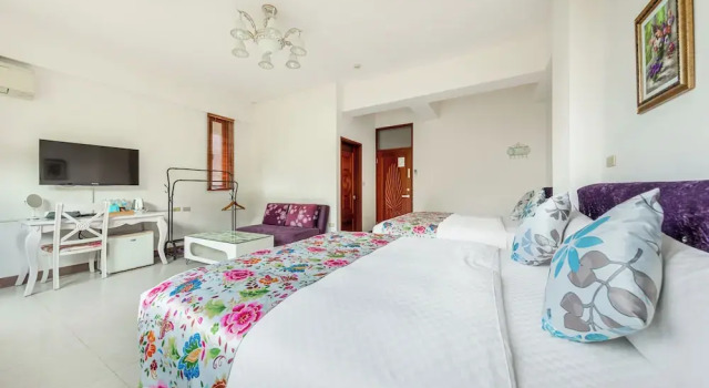 Четырёхместный номер Standard с балконом и с видом на горы Regal Haven Elevator Hualien