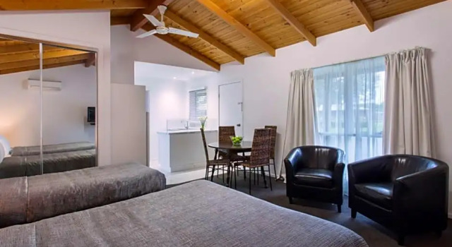 Люкс с 2 комнатами Best Western Colonial Village Motel