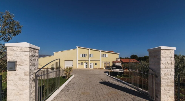 Amazing Home in Divulje With Wifi and 8 Bedrooms, Reserva ahora Apartamento Divulje Condado de Split - Dalmacia