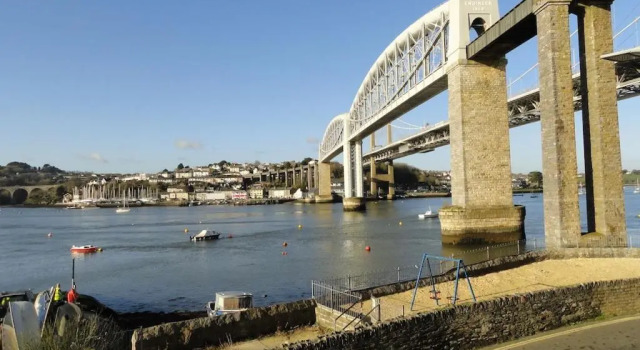 Коттедж 4 bed spacious modern townhouse with spectacular views over the river tamar