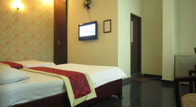 Hoang Phung Hotel - Tan Son Nhat Airport, Забронировать Отель Танбинь 