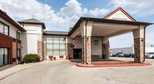 Номер Standard Quality Inn & Suites 5585 Ambler Drive Mississauga Ontario