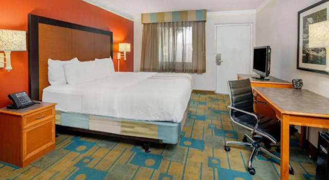 Номер Deluxe La Quinta Inn & Suites by Wyndham Irvine Spectrum
