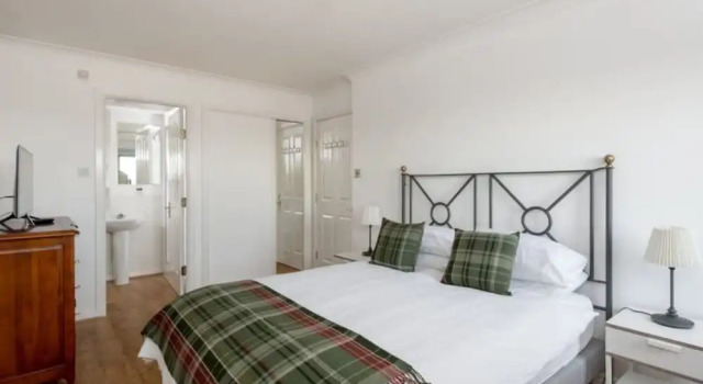 Spacious Flat In Stockbridge, Забронировать Отель Midlothian Эдинбург, рядом с Камера обскура и мир иллюзий