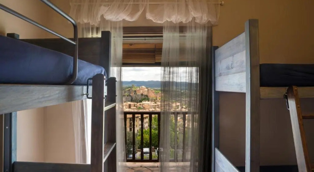 Кровать в общем номере Albergue Rural de Guara