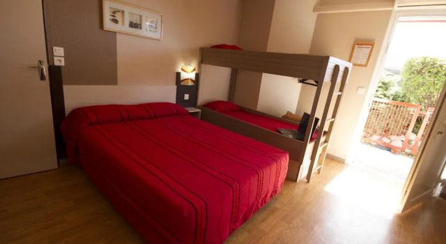 Четырёхместный семейный номер Standard Brit Hotel Essentiel Sète / Balaruc