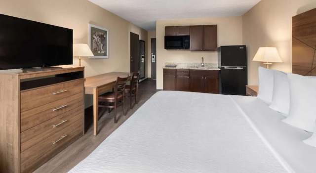Двухместный номер Standard с балконом Wingate by Wyndham Troy