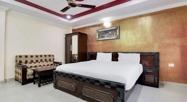 SPOT ON 38567 Hotel Aryan, Забронировать Отель Отели Гомти Нагара с парковкой, Парковка