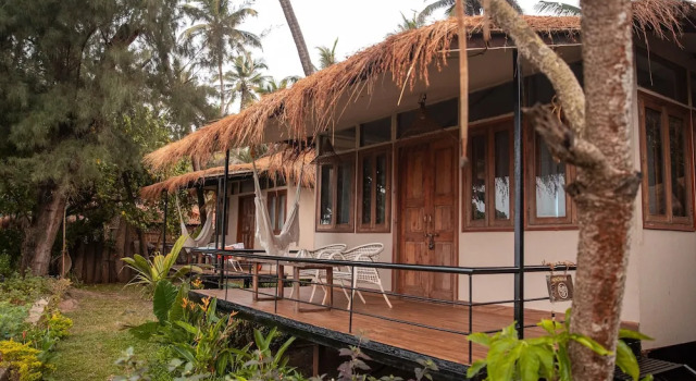 Коттедж с балконом и с видом на море Anahata Retreat Beach Front Resort