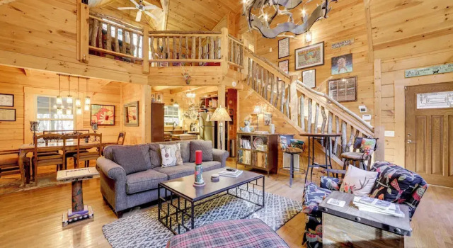 Creekside Cabin in the Heart of Maggie Valley