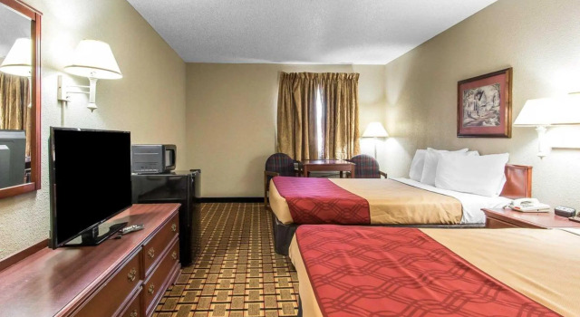 Четырёхместный номер Standard Days Inn by Wyndham Carthage