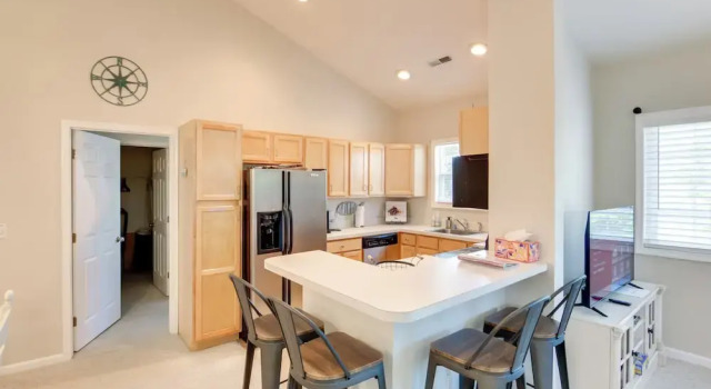 Апартаменты 4 Mi to Beach: Lewes Townhome w/ Ping-pong Table