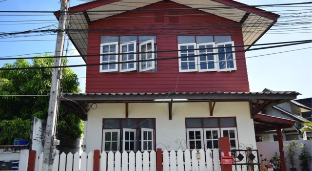 Champion Hostel 2 - Adults Only, Забронировать Хостел Отели Чиангмай с парковкой, рядом с Wat Srisupan, Парковка