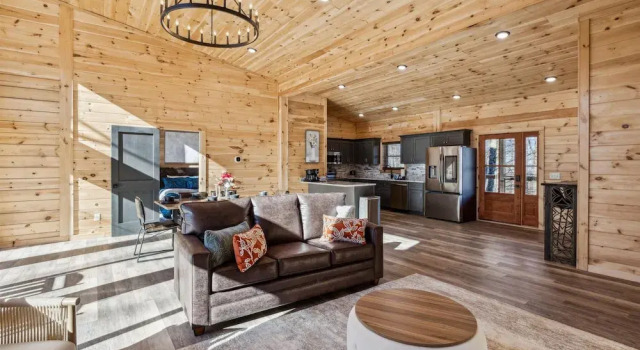 Brand New Cabin w Fire Pit Hot Tub Gameroom