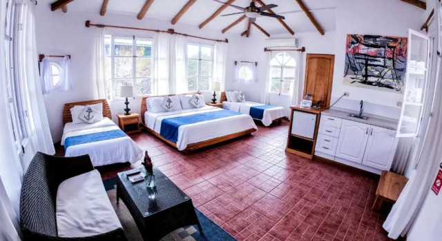 Четырёхместный номер Standard Hotel Angermeyer Waterfront Inn