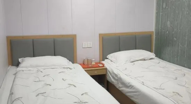 Кровать в общем номере (мужской номер) Fengjie County Hotel, Shanghai