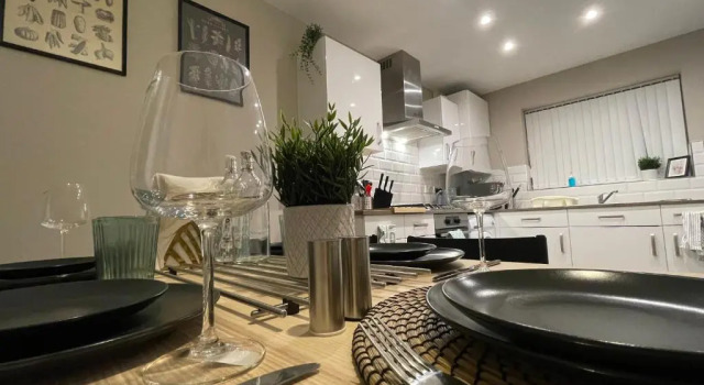 New Stylish Sleeps 7 free parking contractors welcome