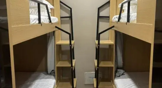 Pat în dormitor (dormitor pentru bărbați) Guanwo Hostel