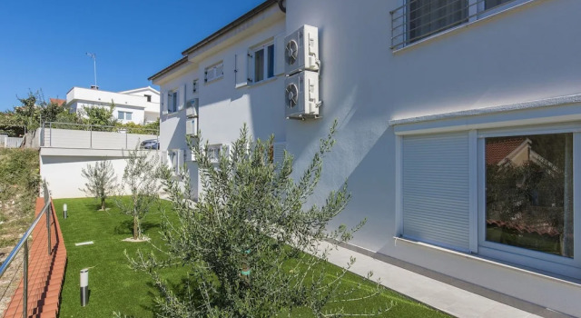 Modern Villa With sea View and Private Pool Just 350 Meters From the First Beach, Varaa Villa Hotellit Kvarner Islands uima-altaalla, Uima-allas
