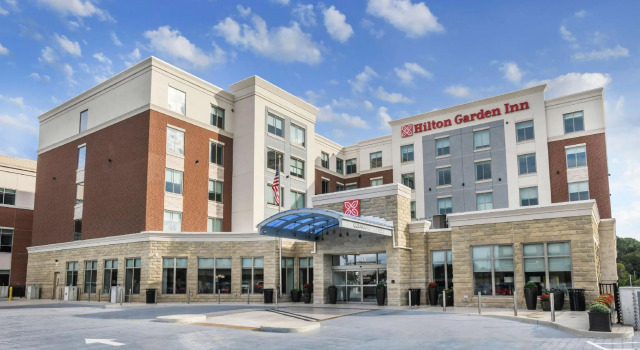 Четырёхместный номер Premium Hilton Garden Inn Cincinnati Midtown