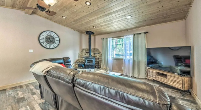 Sleepy Bear Cabin in Ruidoso: Deck & Yard Games!