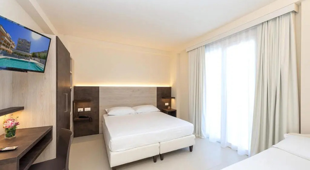 Трёхместный номер Standard с балконом Hotel Carducci