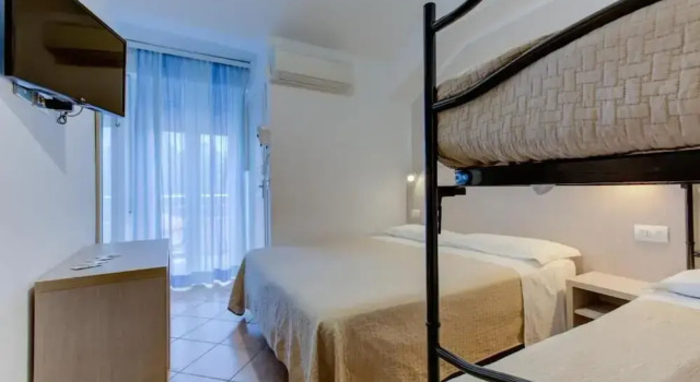 Четырёхместный номер Economy с балконом Hotel Cimarosa