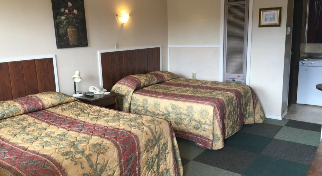 Четырёхместный номер Standard Hillcrest Motel