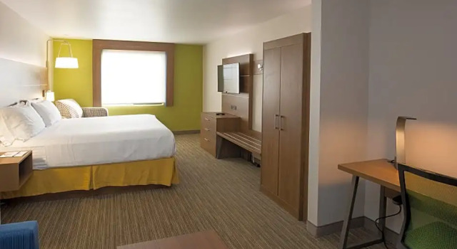 Четырёхместный люкс c 1 комнатой Holiday Inn Express Hotel & Suites Hesperia by IHG