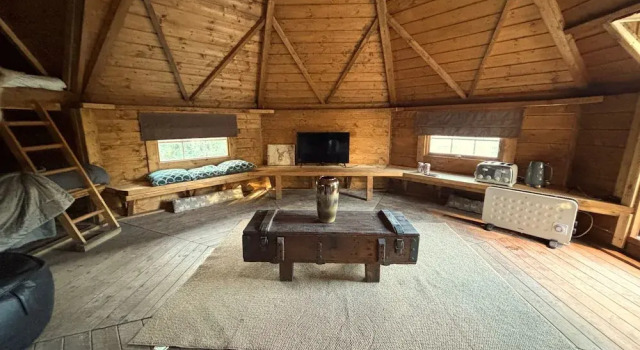 Hobbit Haven Hot Tub and Countryside Bliss, Book Feriehus Dwyran Anglesey