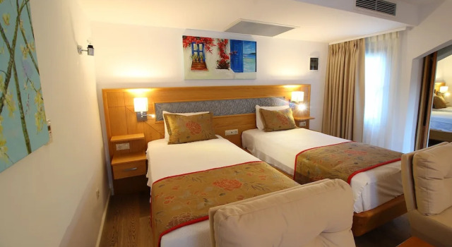 Четырёхместный номер Deluxe c 1 комнатой с балконом The Losh Hotel