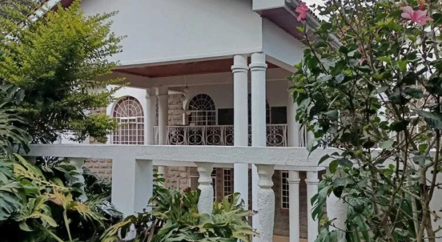 Коттедж Lux Suites Karen Family Bungalow