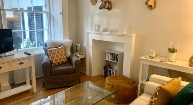 Contemporary Edinburgh 2B City Centre garden flat, close to Castle