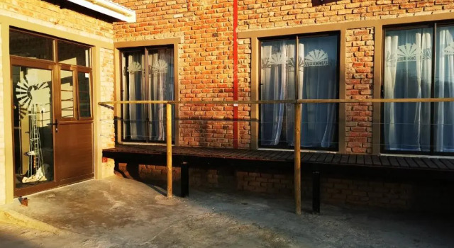 Кровать в общем номере Swartberg Cottages
