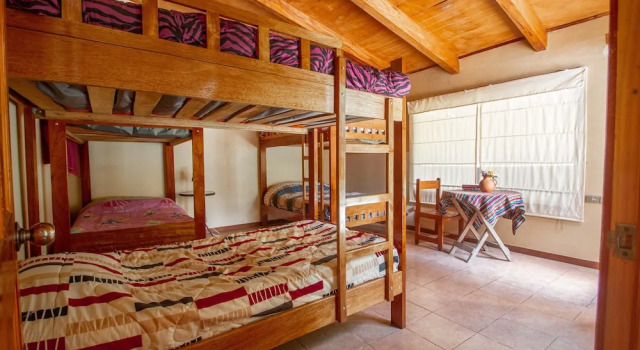 Кровать в общем номере Yakumama Hostel y Restaurant