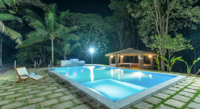 SaffronStays Laburnum House, Wada, Varaa Hotelli Hotellit New Delhi uima-altaalla, Uima-allas