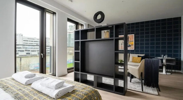 Stylish Studio Apartment With River Views in Londons Bustling Docklands, Забронировать Апартаменты/квартира Лондон Большой Лондон, рядом с Парк и ферма «Мадшут»
