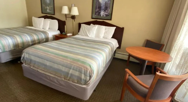 Четырёхместный номер Deluxe Snowshoe Motel