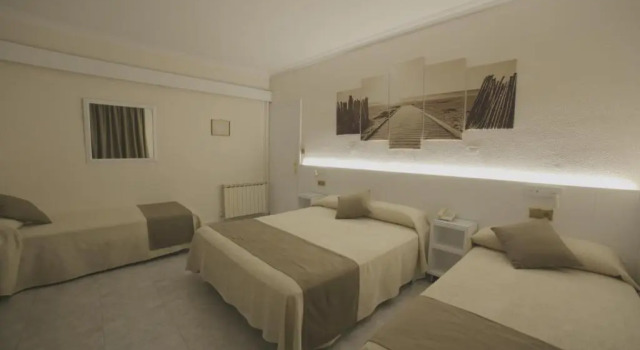Четырёхместный номер Standard с балконом Hotel Medium Claramar