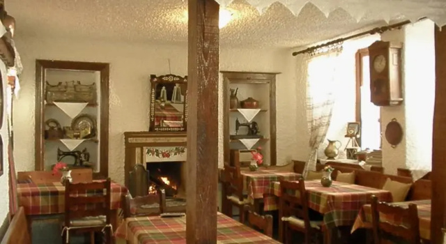 Archontiko Routsou, Book Hotel Makrinítsa 