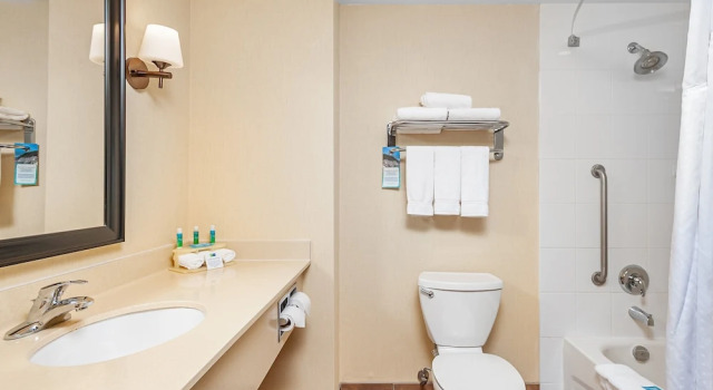 Четырёхместный люкс Holiday Inn Express Hotel & Suites Clarington - Bowmanville by IHG
