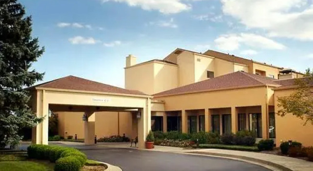 Четырёхместный люкс c 1 комнатой Courtyard by Marriott Louisville East